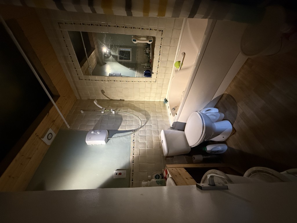 Lot: 82 - MIXED RESIDENTIAL AND COMMERCIAL BUILDING WITH POTENTIAL - Bathroom with WC, shower and bath